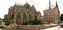 Iglesia Saint-Sauveur y Ayuntamiento.