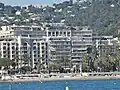 Le Relais de la Reine y el Grand Hôtel vistos desde el mar.