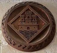 Reproducción en hierro del escudo de 1721-24 del ábside de la iglesia de Santa María. Castillo de santa Bárbara.