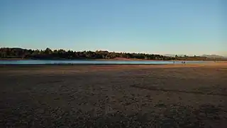 El lago Peñuelas, ubicado a pocos kilómetros de Valparaíso, Chile, se ha transformado en uno de los símbolos de la megasequía que afecta a ese país hoy en día.