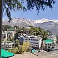Barrios residenciales de la ciudad en el fondo del Himalaya.