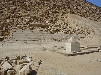 El piramidión restaurado. Parte del revestimiento original en la zona inferior de la pirámide.