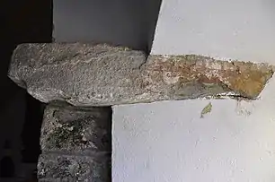 Restos de pintura mural y relieves con detalle de un rayo de sol (derecho)