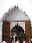 Arcos con lambrequines en el Palacio de la Bahía en Marrakech, Marruecos (finales del siglo XIX)