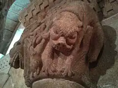 Bestias en la iglesia de San Cristóbal de Rio Mau.