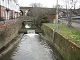 El río Brent en Brent Cross. Una pequeña presa retiene el caudal de la cabecera a medida que el río fluye hacia el embalse de Brent.
