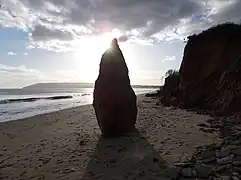 Pequeño pináculo de roca arenisca en Yaverland, Isla de Wight, Reino Unido, formado como resultado de la erosión de los acantilados
