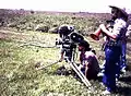 Hernando González, en la cámara, con Enrique Gutiérrez y Simón, director, en una escena de exteriores de La balada de una moto.
