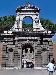 Entrada desde la via de San Gregorio.