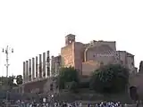 Vista desde el sudeste: los cimientos, la columnata restaurada del lado sur, el ábside.