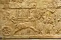 El soberano sobre su carro. Bajorrelieve de la sala 7.
