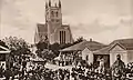 Un desfile de la iglesia de la Royal Navy y el ejército británico frente a la catedral incompleta, alrededor de 1900