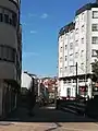 La calle en la confluencia con la Avenida de la Estación