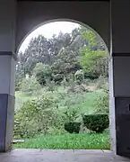 Ruinas de "La Casona" solariega de familia San Miguel desde el porche del templo de Aces