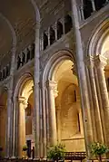 Pilares y arcos de la nave.