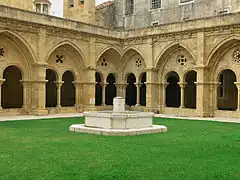 Los claustros ya estaban construidos en una transición entre románico y gótico, como se aprecia en los arcos apuntados.