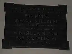 Lápida que se encuentra en la basílica de san Juan Bautista en conmemoración a su nombramiento como Basílica menor.