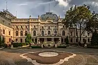 Entrada desde los jardines del palacio.