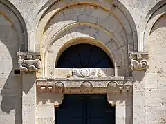 Tímpano, modillon, dintel