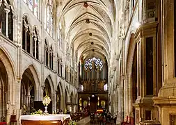 Nave en dirección a la  entrada