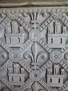 Detalle donde se aprecia la flor de lis y el símbolo de Castilla