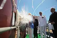 Sally Monsoor bautiza al USS Michael Monsoor el 18 de junio de 2016.