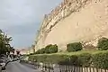 Parte de las murallas al lado de la calle.