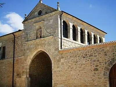 Arco cisterciense de la portería; arriba la imagen de san Bernardo
