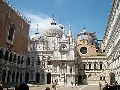 El Arco Foscari en el patio del palacio del Dogo, a finales de la década de 1450