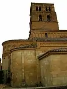 Torre-campanario y ábsides, de estilo románico.