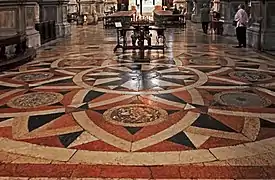 Mosaico de mármol policromo.