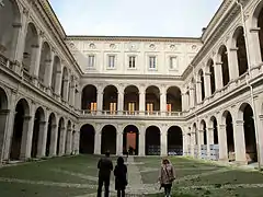 El patio del lado de las arcadas