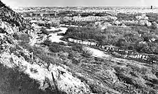 Vista del río desde la montaña "A" en 1904. Nótese el bosque galería de ribera, ahora extinto.