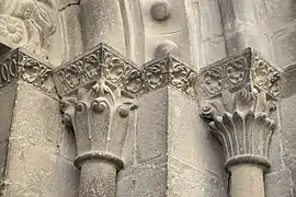 Capiteles tallados típicamente intrincados y molduras