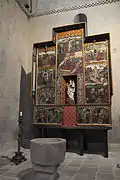 Retablo y pila bautismal