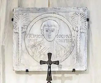 un relieve en mármol del siglo V