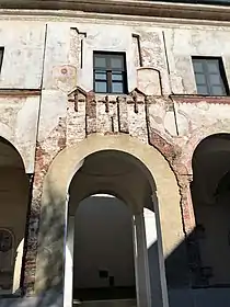 Restos del campanario lombardo incorporado en el claustro renacentista.