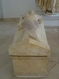 Sarcófago de la sacerdotisa conservado en el museo nacional de Cartago, realizado en mármol y datado entre el siglo IV y el III a.C. Mide 76 × 197 × 68 cm