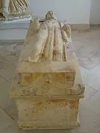 Sarcófago del sacerdote conservado en el museo nacional de Cartago, realizado en mármol blanco y antiguamente pintado, datado del siglo IV a. C. Mide 72 × 193 × 65 cm