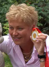 Satu Mäkelä-Nummela con su medalla de oro, en Pekín (2008).