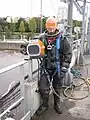 Buzo en un ambiente contaminado, con el casco Aquadyne AH3.