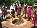 Estudiantes en Zimbabue cavan un hoyo de poca profundidad para una letrina ArborLoo (una variación de la letrina de hoyo) en Epworth en Harare, Zimbabue.
