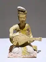 Una figura del grupo de músicos femeninas sentadas