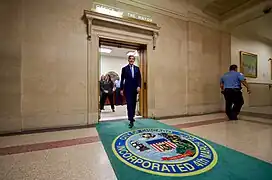 "The Fifth Floor", John Kerry saliendo de la alcaldía (2016)