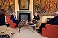 John Kerry y el rey Felipe en la sala del Rey del palacio.