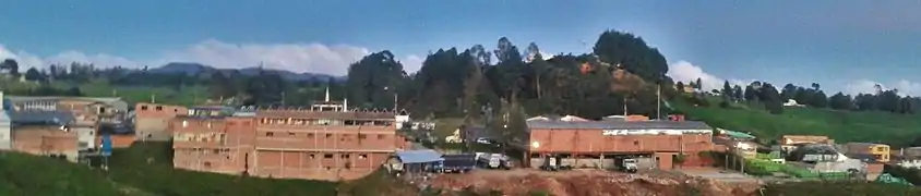 Cerro Gus dominando la panorámica del sector de La Variante, en su parte baja se observan los pináculos del cementerio Sagrado Corazón.