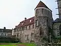 Torre de la muralla galorromana y palacio episcopal.
