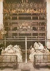 Sepulcro de los Reyes Católicos, y de Juana la Loca y Felipe I el Hermoso, de Domenico Fancelli y Bartolomé Ordóñez, respectivamente, en la capilla real de Granada.