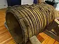 Tubería hecha de madera de sequoia para el suministro de agua a la planta hidroeléctrica del lugar.