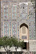 Detalle de la fachada de la madraza (inscripciones de estilo "bannaî").
